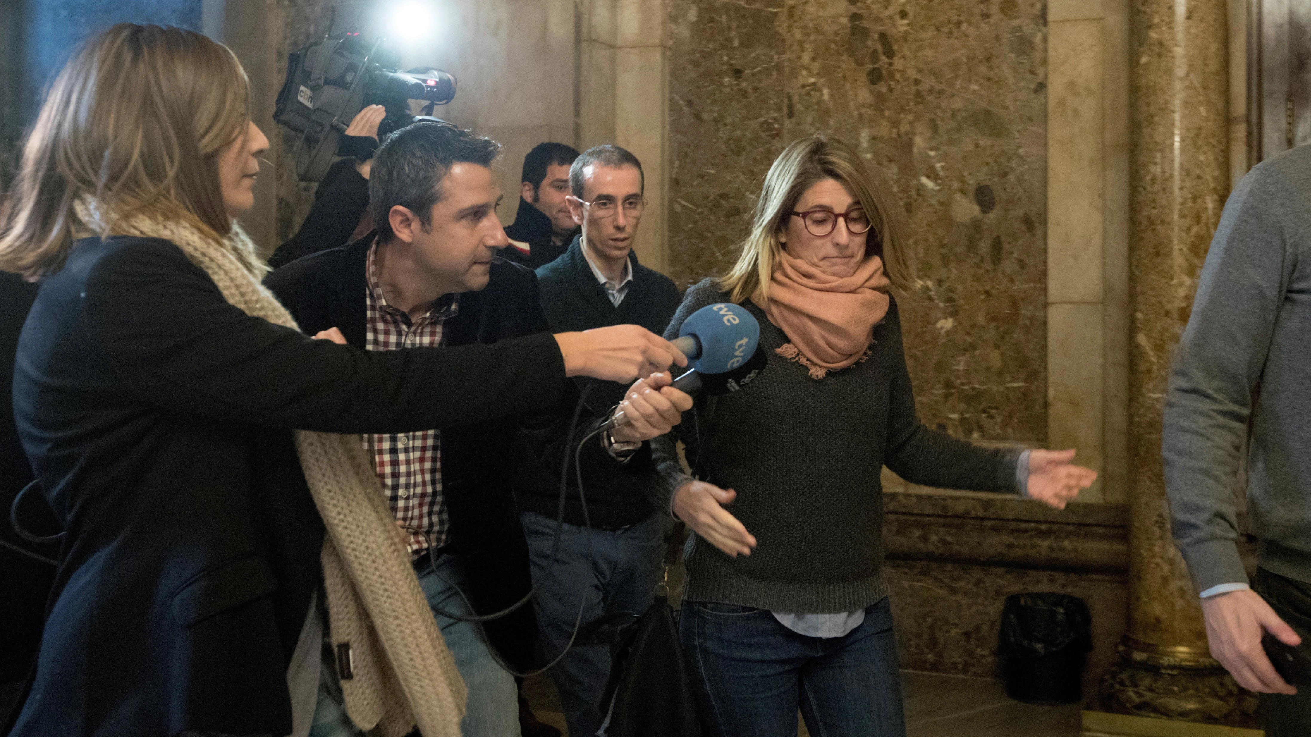 Elsa Artadi en los pasillos del Parlament