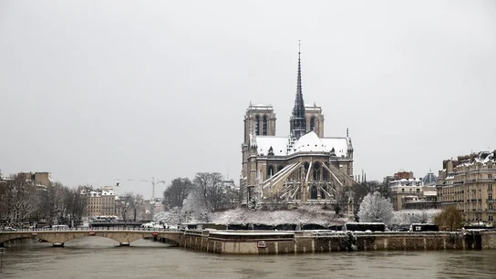 La Catedral de Notre Dame cubierta de nieve en París La Catedral de Notre Dame cubierta de nieve en París