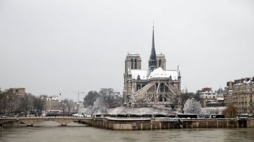 La Catedral de Notre Dame cubierta de nieve en París