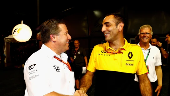 Zak Brown y Cyril Abiteboul se saludan durante el Gran Premio de Singapur Zak Brown y Cyril Abiteboul se saludan durante el Gran Premio de Singapur