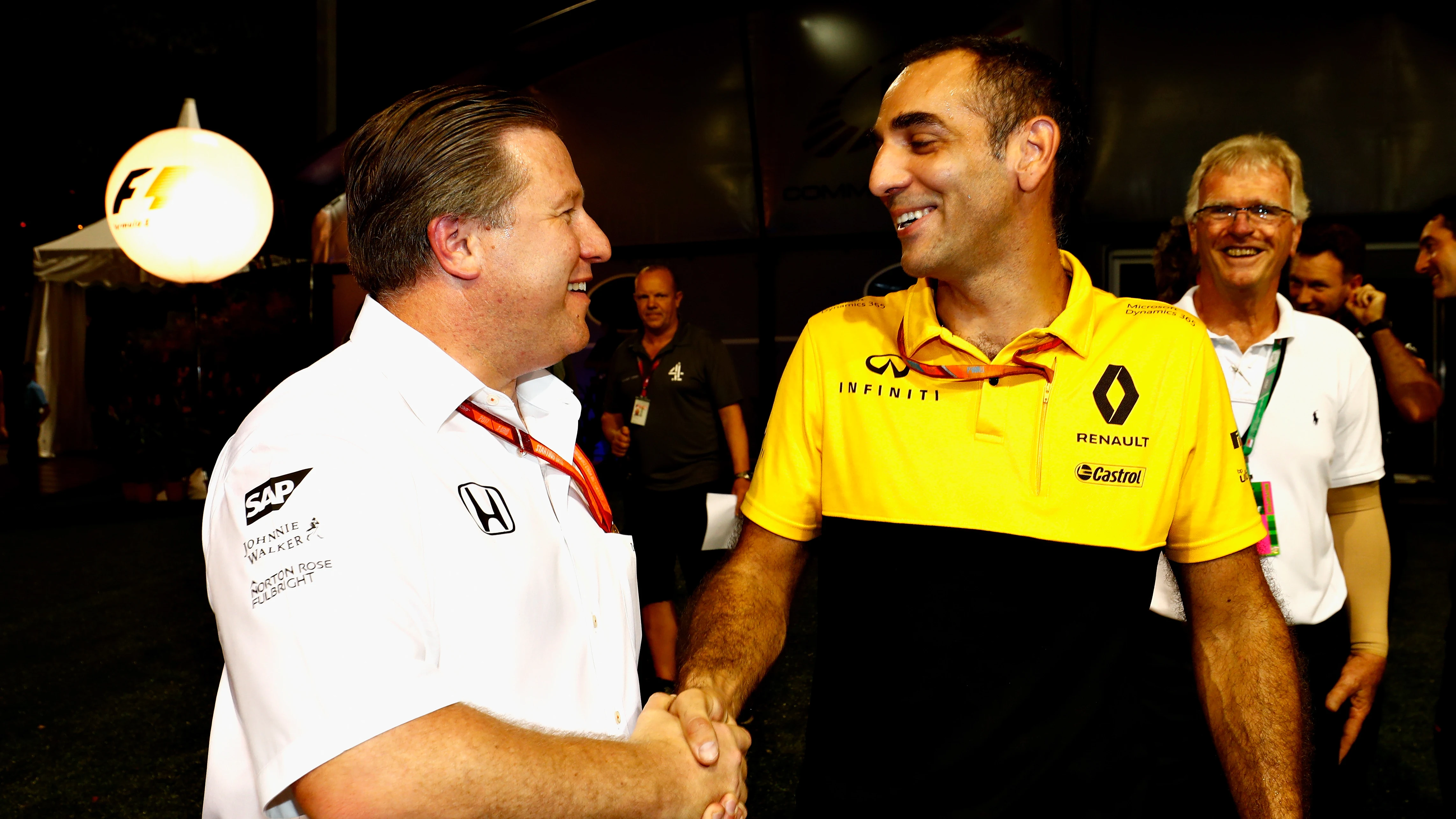 Zak Brown y Cyril Abiteboul se saludan durante el Gran Premio de Singapur