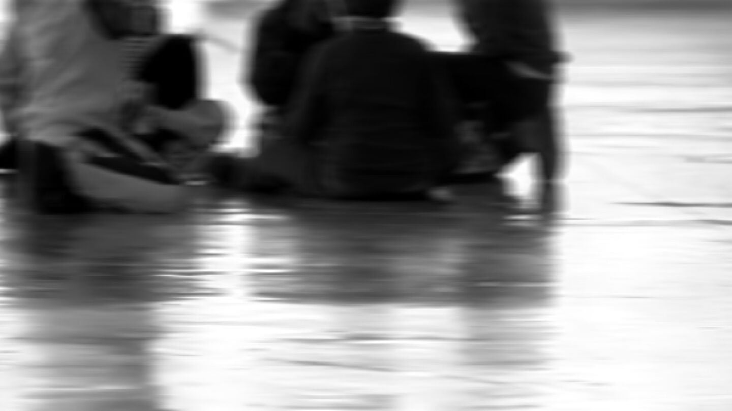 Menores en una pista polideportiva