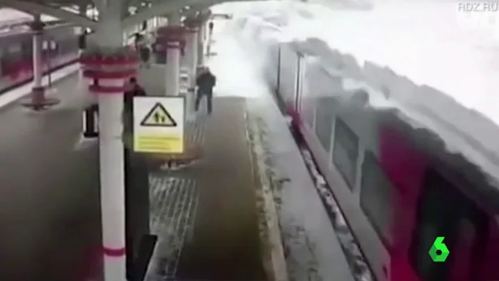 Avalancha de nieve sobre un tren