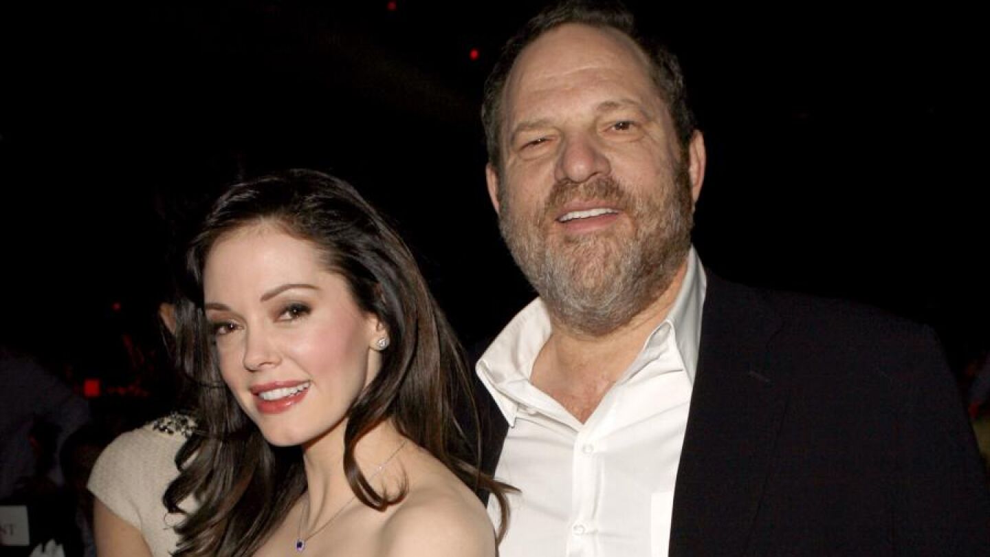 Harvey Weinstein junto a la actriz Rose McGowan, representada por Jill Messick