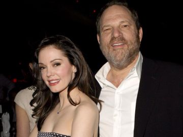 Harvey Weinstein junto a la actriz Rose McGowan, representada por Jill Messick Harvey Weinstein junto a la actriz Rose McGowan, representada por Jill Messick