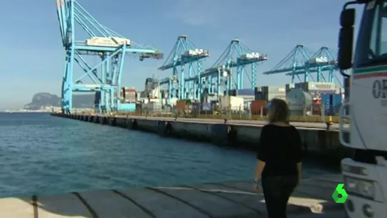 Una mujer observa el puerto de Algeciras Una mujer observa el puerto de Algeciras