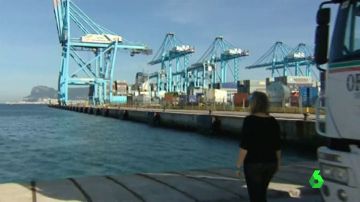 Una mujer observa el puerto de Algeciras