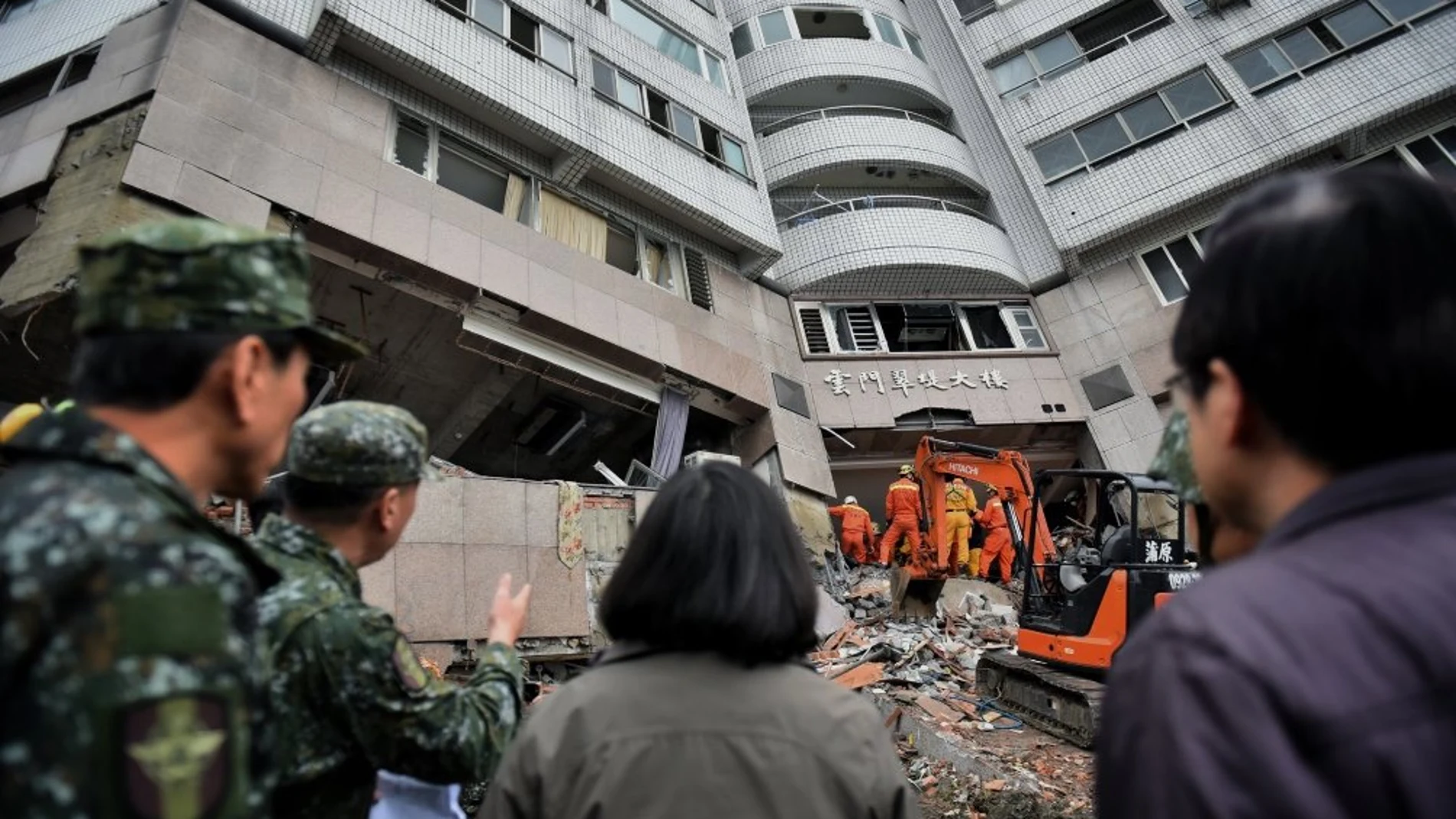 La presidenta taiwanesa Tsai Ing-wen inspecciona las labores de rescate en un edificio