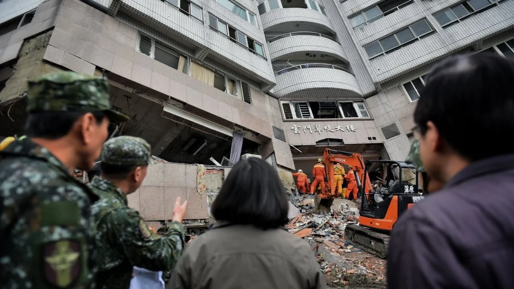 La presidenta taiwanesa Tsai Ing-wen inspecciona las labores de rescate en un edificio