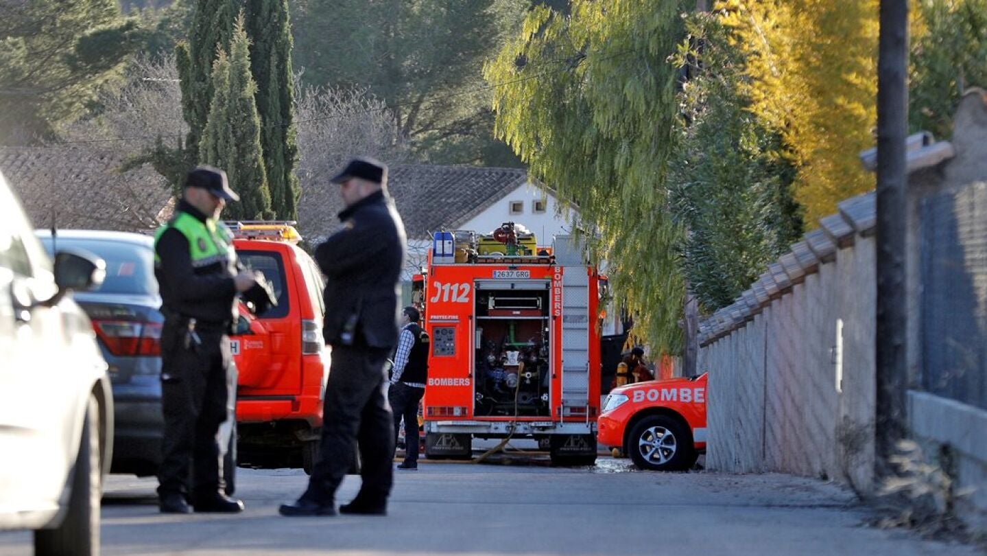 Dispositivo en las inmediaciones de la casa incendiada en Ontinyet, Valencia