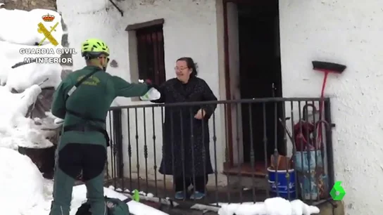 La Guardia Civil entrega medicinas a una mujer en Asturias La Guardia Civil entrega medicinas a una mujer en Asturias