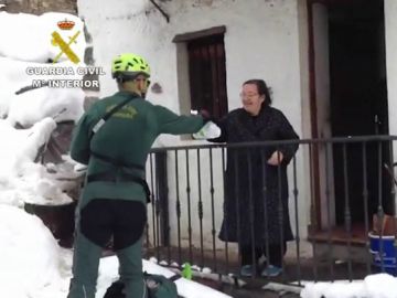 La Guardia Civil entrega medicinas a una mujer en Asturias La Guardia Civil entrega medicinas a una mujer en Asturias