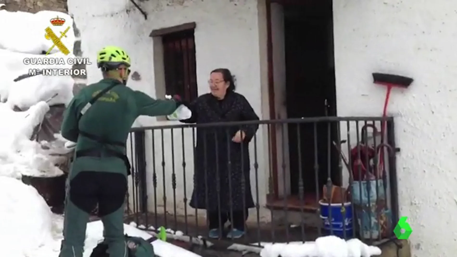 La Guardia Civil entrega medicinas a una mujer en Asturias