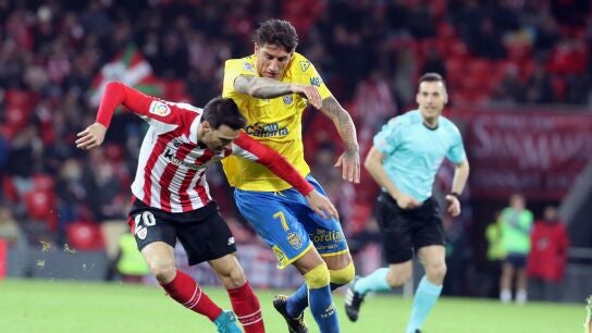 Aduriz pelea con Pe&ntilde;alba en el partido entre Athletic y Las Palmas