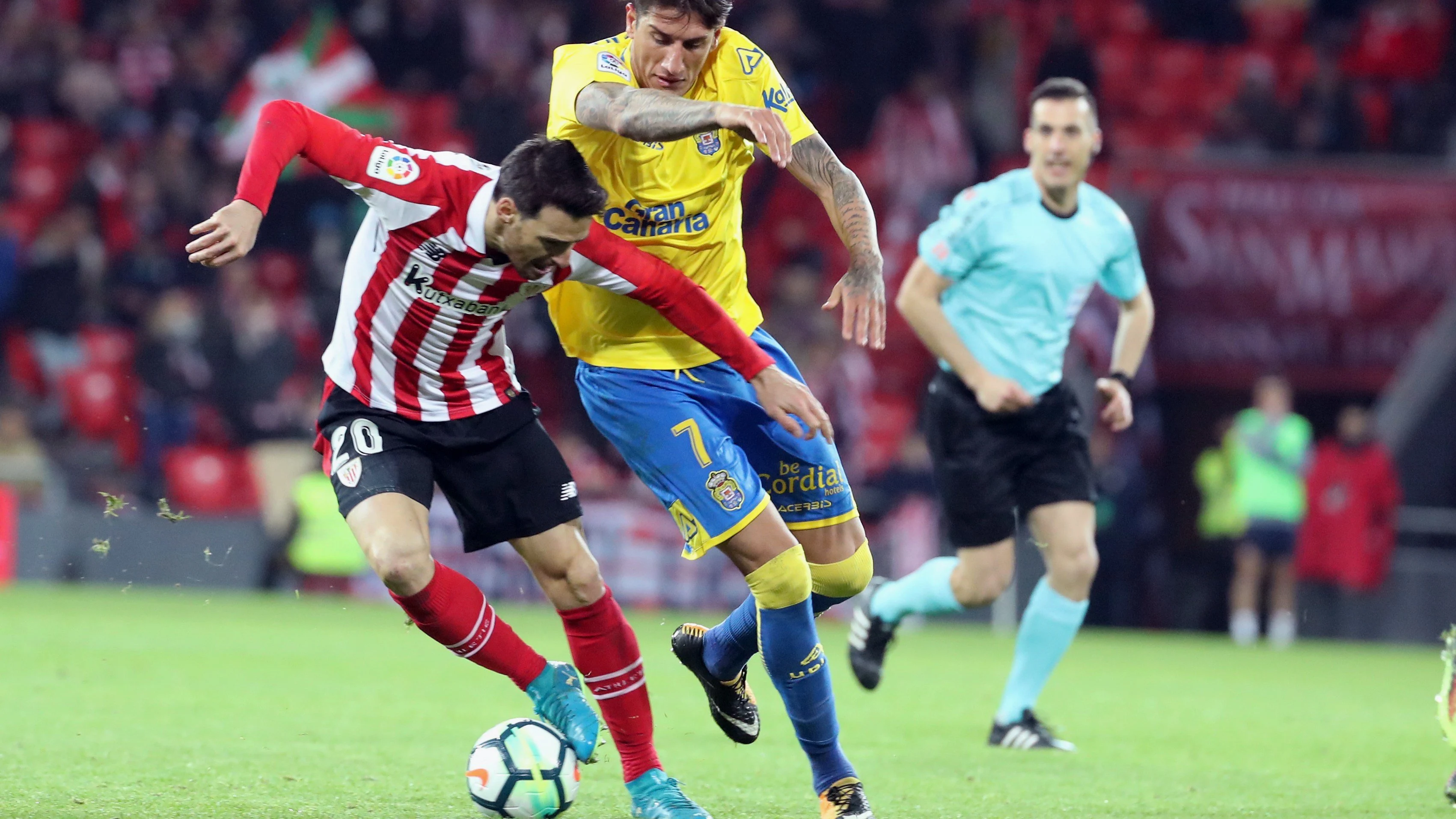 Aduriz pelea con Peñalba en el partido entre Athletic y Las Palmas