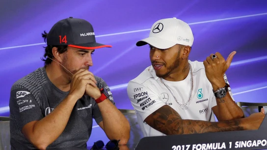 Alonso y Hamilton charlan durante una rueda de prensa Alonso y Hamilton charlan durante una rueda de prensa