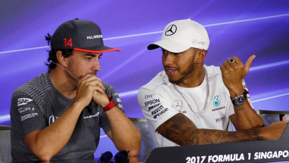 Alonso y Hamilton charlan durante una rueda de prensa