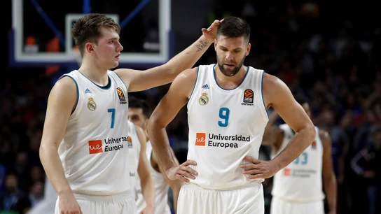 Felipe Reyes y Doncic, cabizbajos tras la derrota del Madrid Felipe Reyes y Doncic, cabizbajos tras la derrota del Madrid