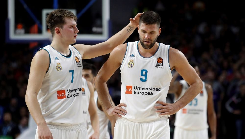 Felipe Reyes y Doncic, cabizbajos tras la derrota del Madrid