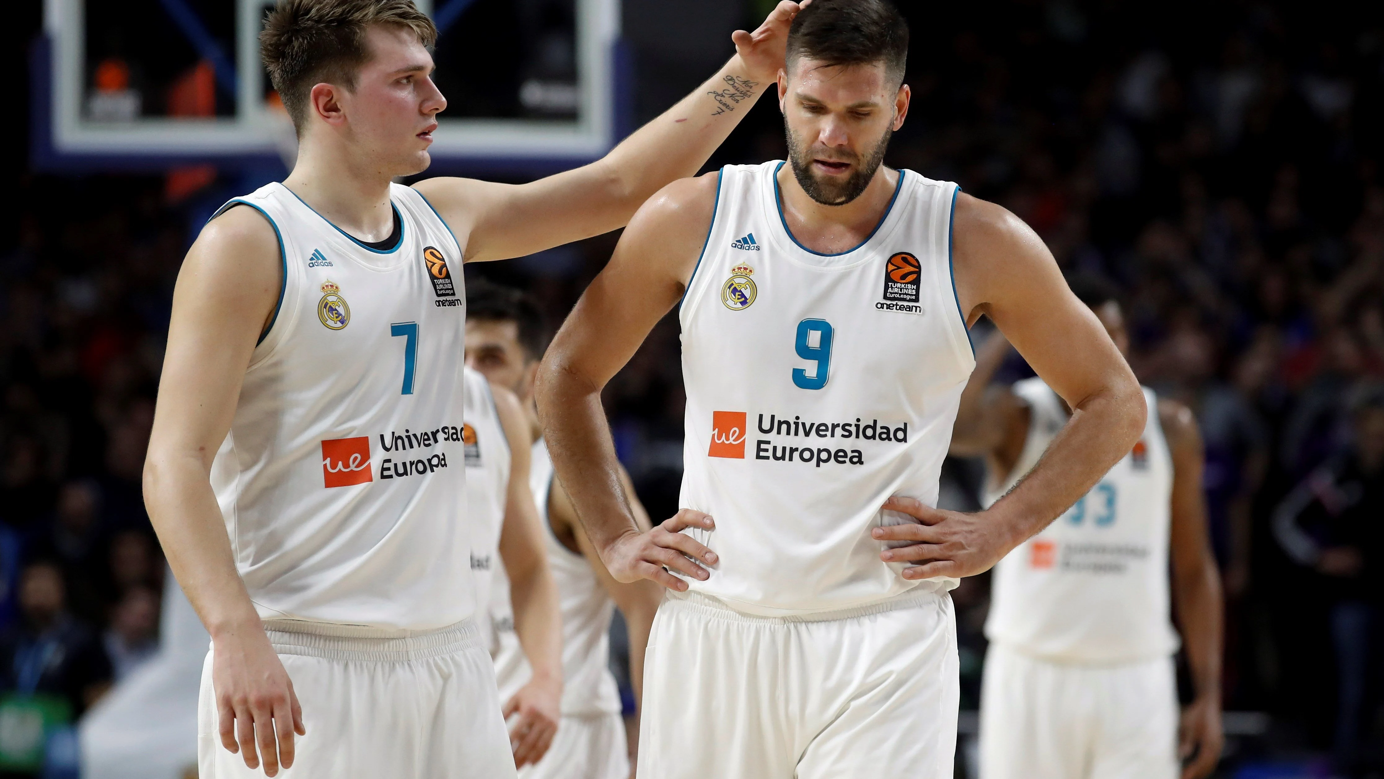 Felipe Reyes y Doncic, cabizbajos tras la derrota del Madrid