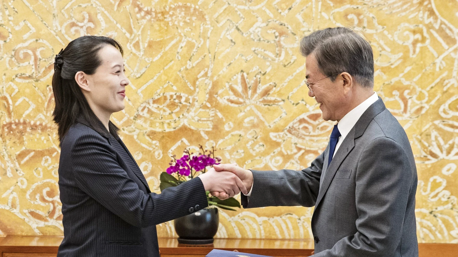 El presidente surcoreano, Moon Jae-in (d), saluda a Kim Yo-jong, hermana del líder norcoreano, Kim Jong-un