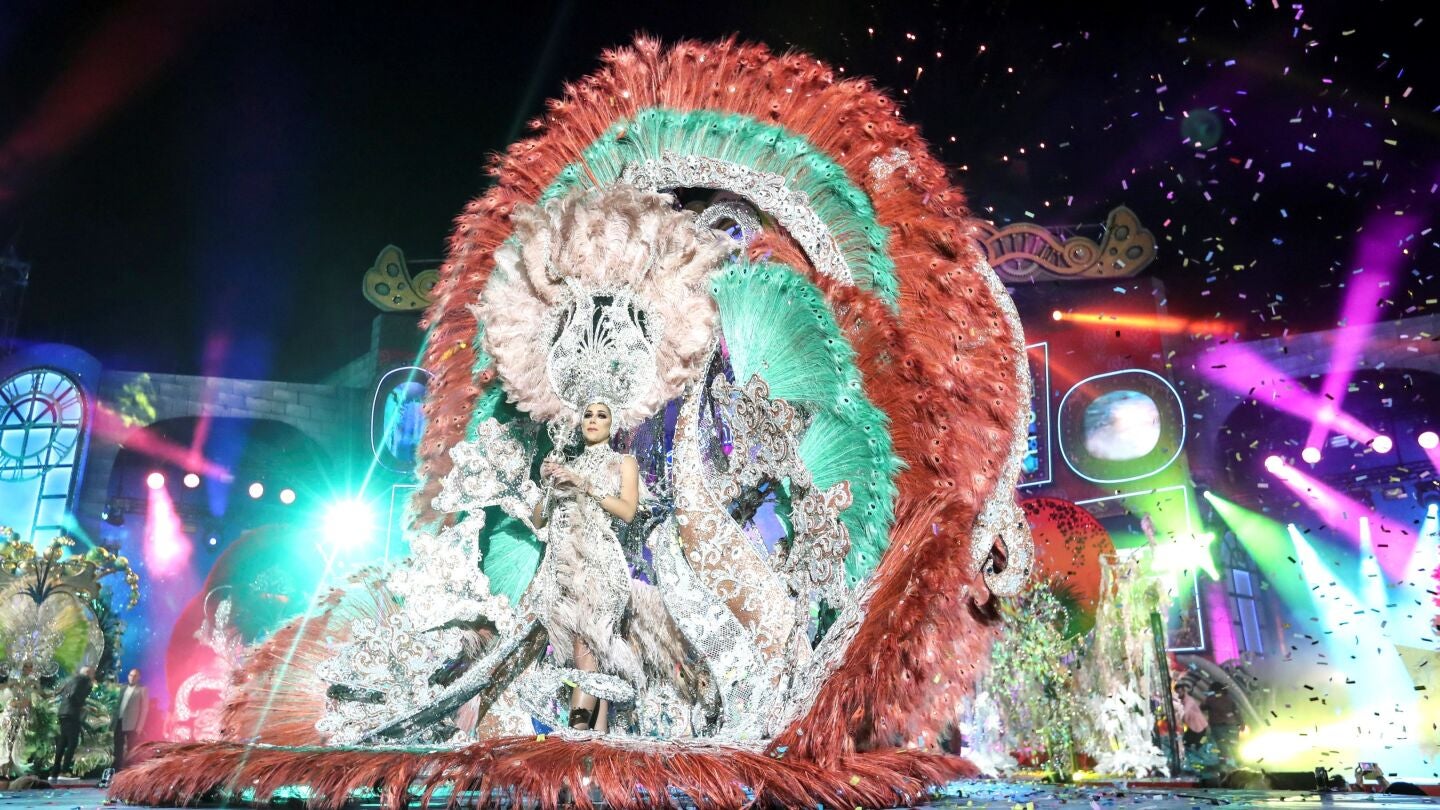 Ana Su&aacute;rez &Aacute;lvarez con la fantas&iacute;a "A mi manera" tras ser nombrada Reina del Carnaval de Las Palmas