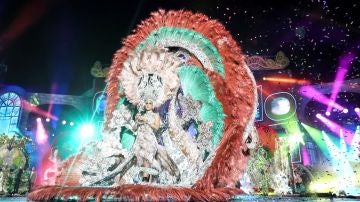 Ana Suárez Álvarez con la fantasía "A mi manera" tras ser nombrada Reina del Carnaval de Las Palmas