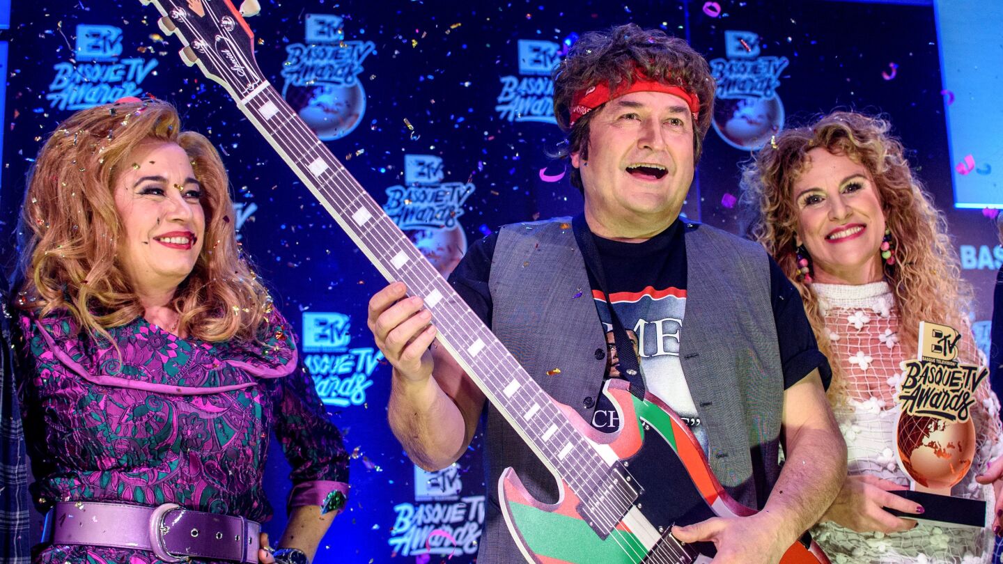 Andoni Ortuzar disfrazado de Bruce Springsteen, junto a la diputada Isabel S&aacute;nchez y la presidenta del PNV vizca&iacute;no, Itxaso Atutxa 