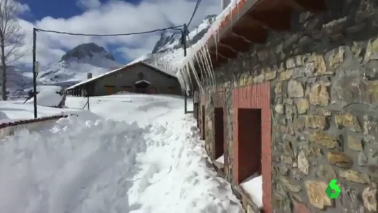 La nieve deja a varios municipios del norte de España totalmente aislados La nieve deja a varios municipios del norte de España totalmente aislados