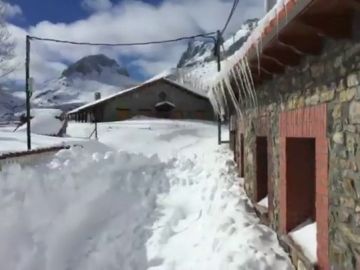 La nieve deja a varios municipios del norte de España totalmente aislados La nieve deja a varios municipios del norte de España totalmente aislados