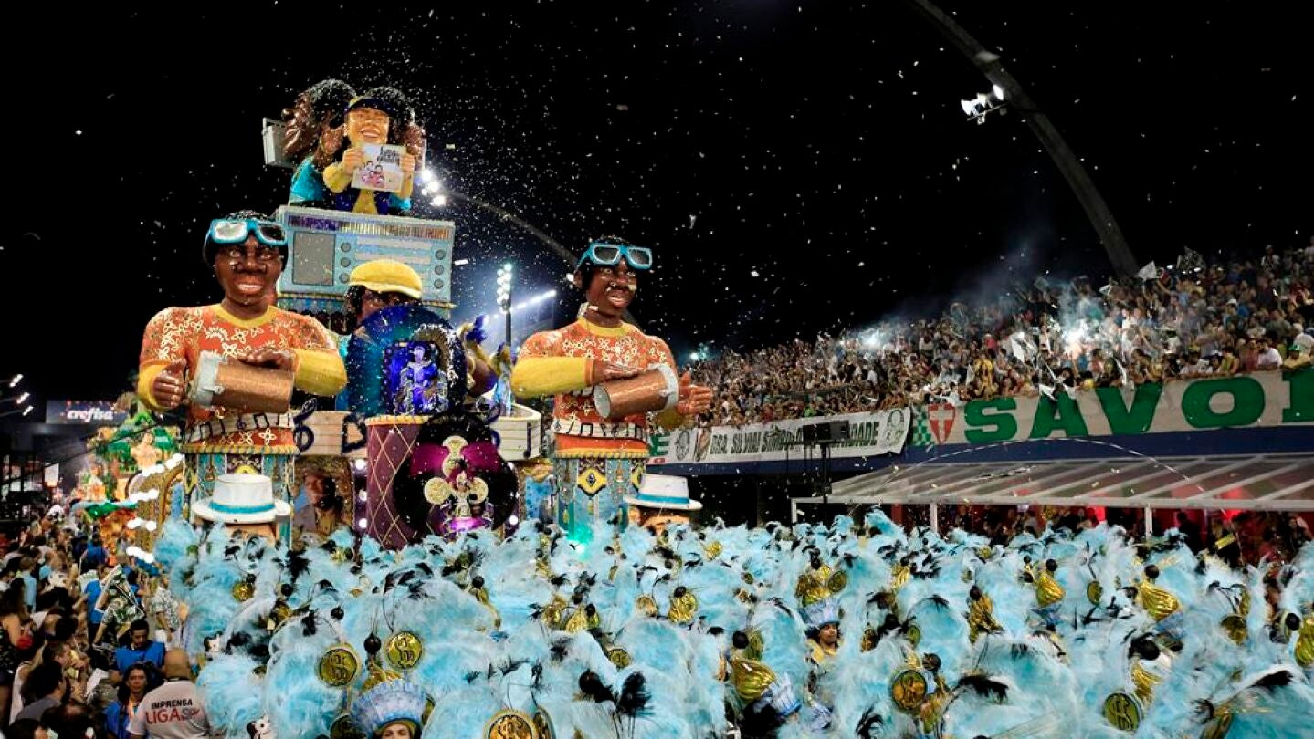 Integrantes de la escuela de samba del Grupo Especial Mancha Verde, participan en la celebraci&oacute;n del carnaval