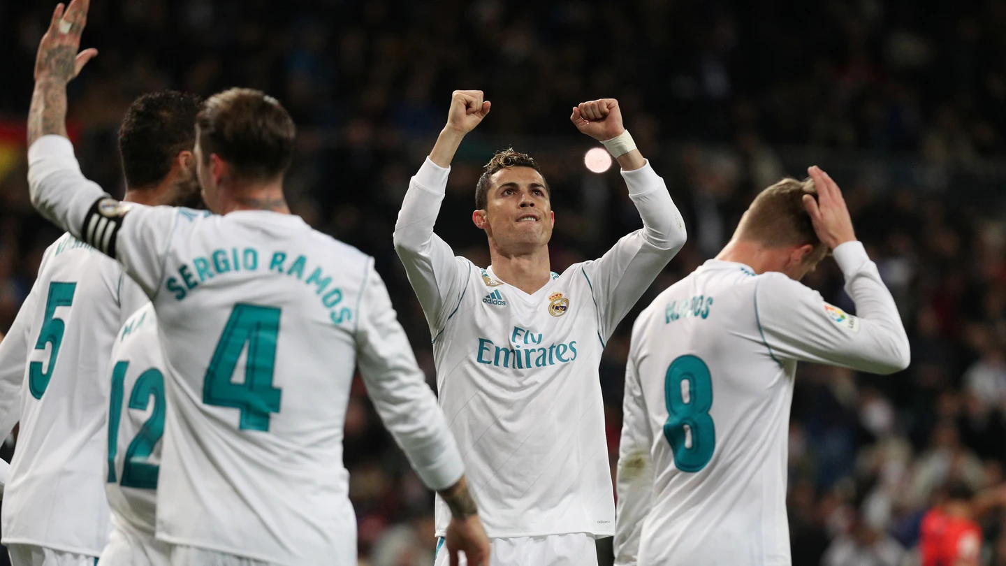 Cristiano Ronaldo celebra junto a sus compañeros uno de los goles del Real Madrid Cristiano Ronaldo celebra junto a sus compañeros uno de los goles del Real Madrid