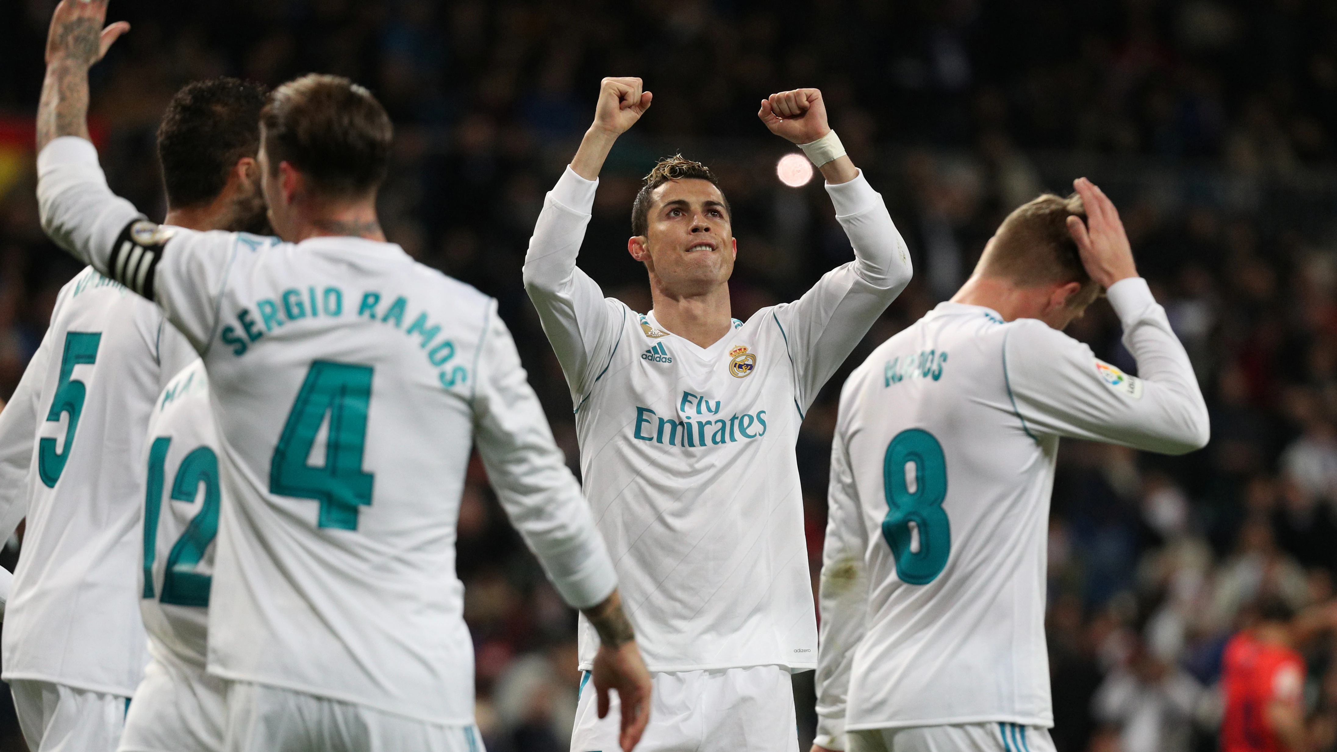 Cristiano Ronaldo celebra junto a sus compañeros uno de los goles del Real Madrid Cristiano Ronaldo celebra junto a sus compañeros uno de los goles del Real Madrid