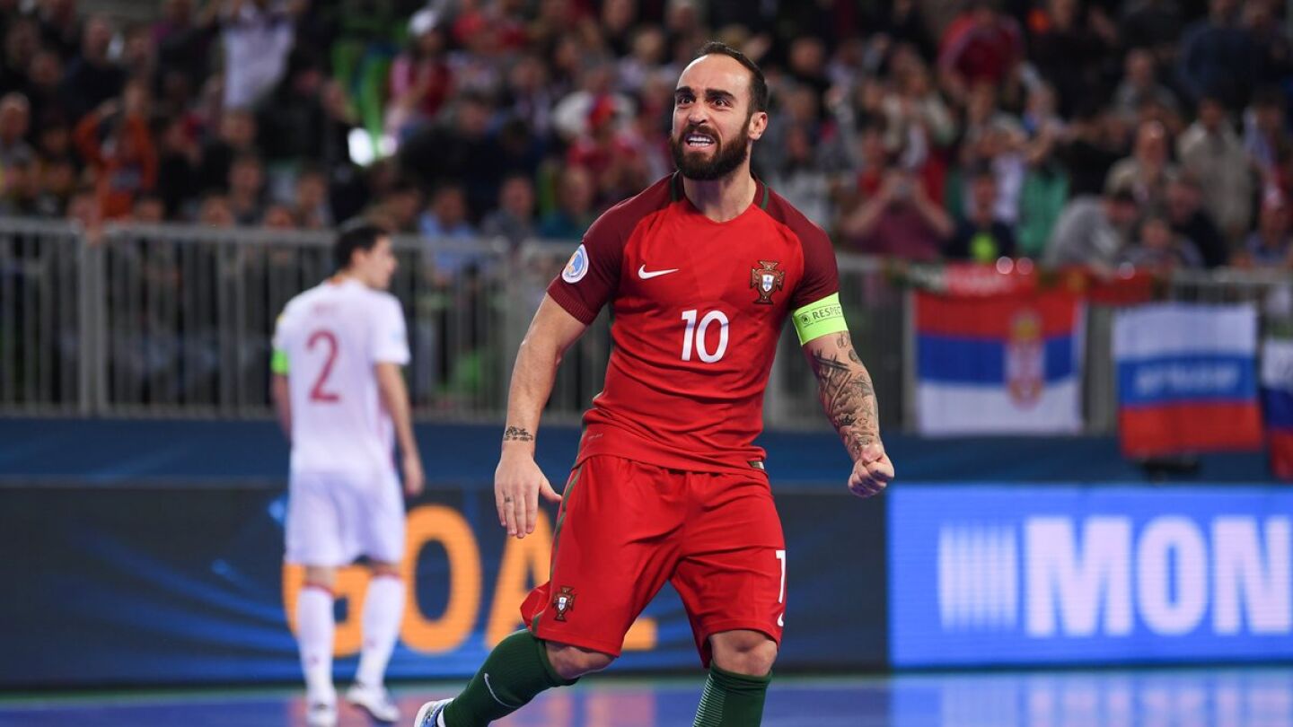 Ricardinho celebra el 1-0 ante Espa&ntilde;a