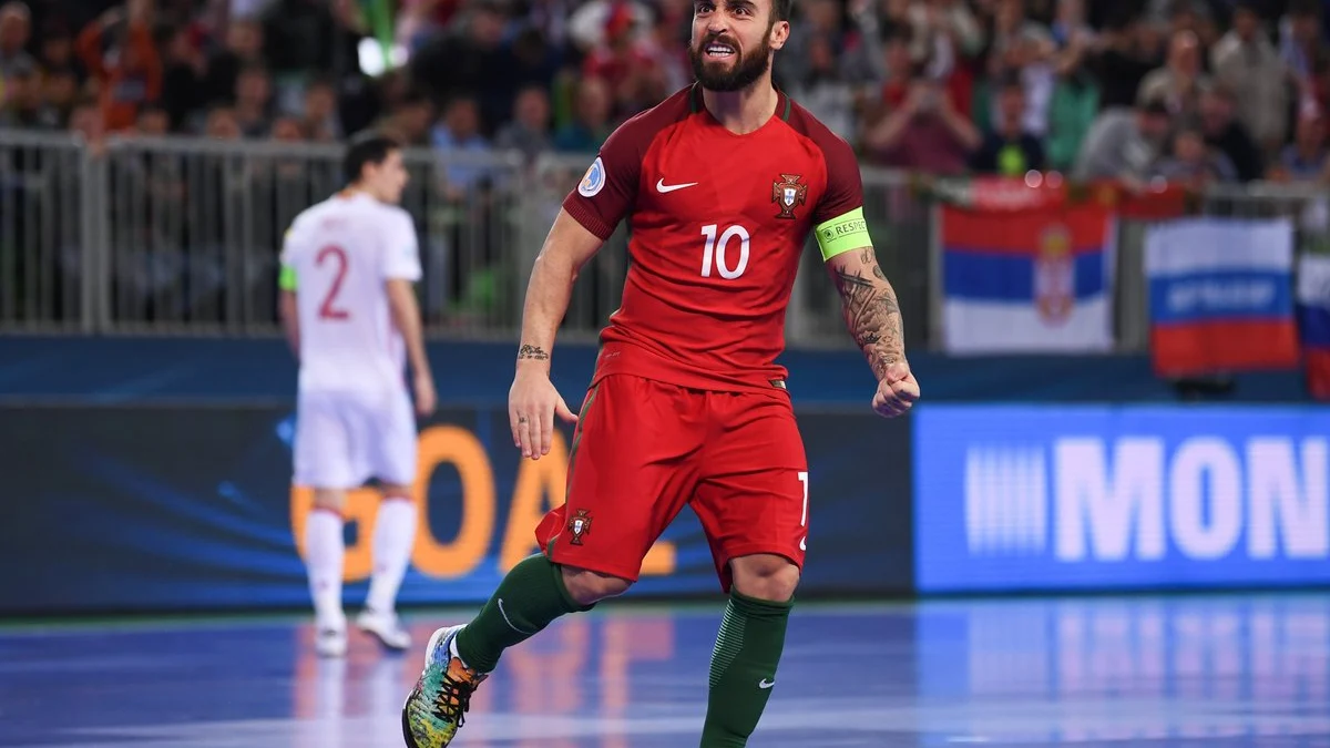 Ricardinho celebra el 1-0 ante España