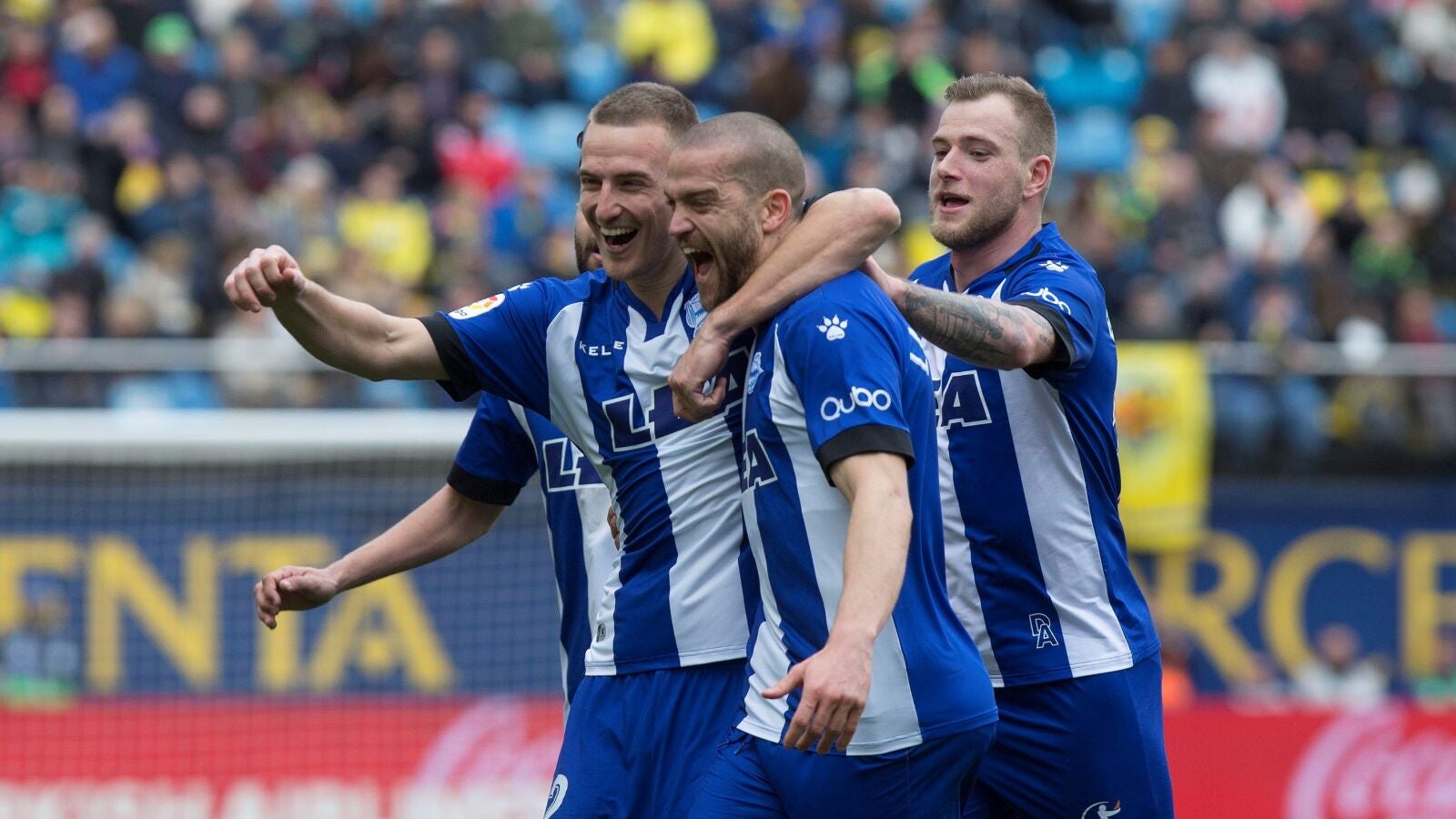 Los jugadores del Alav&eacute;s celebran uno de los goles ante el Villarreal