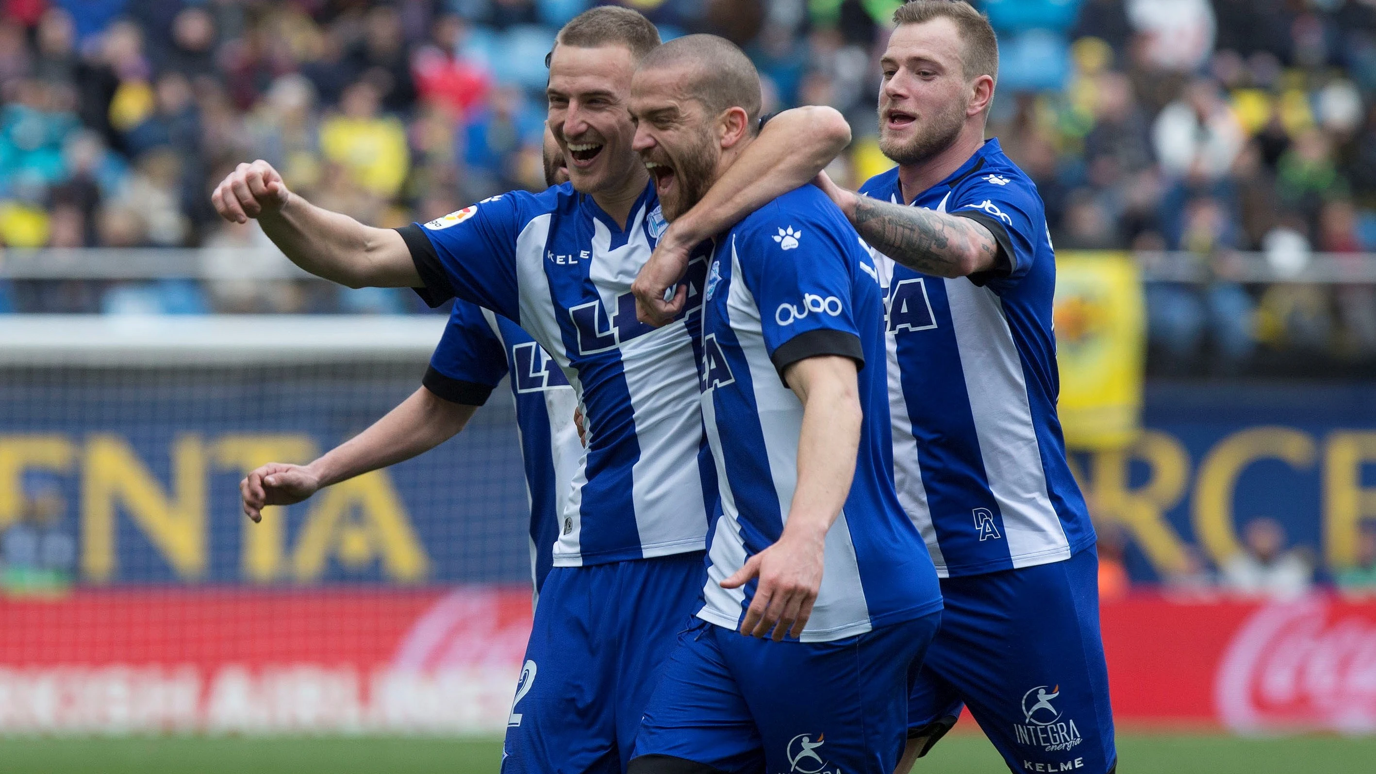 Los jugadores del Alavés celebran uno de los goles ante el Villarreal