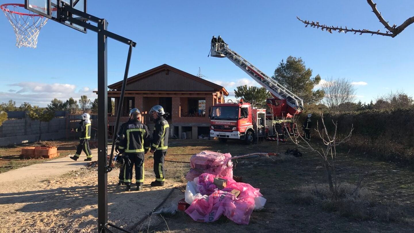 Bomberos apagando el incendio en Nuevo Baztan, en Madrid