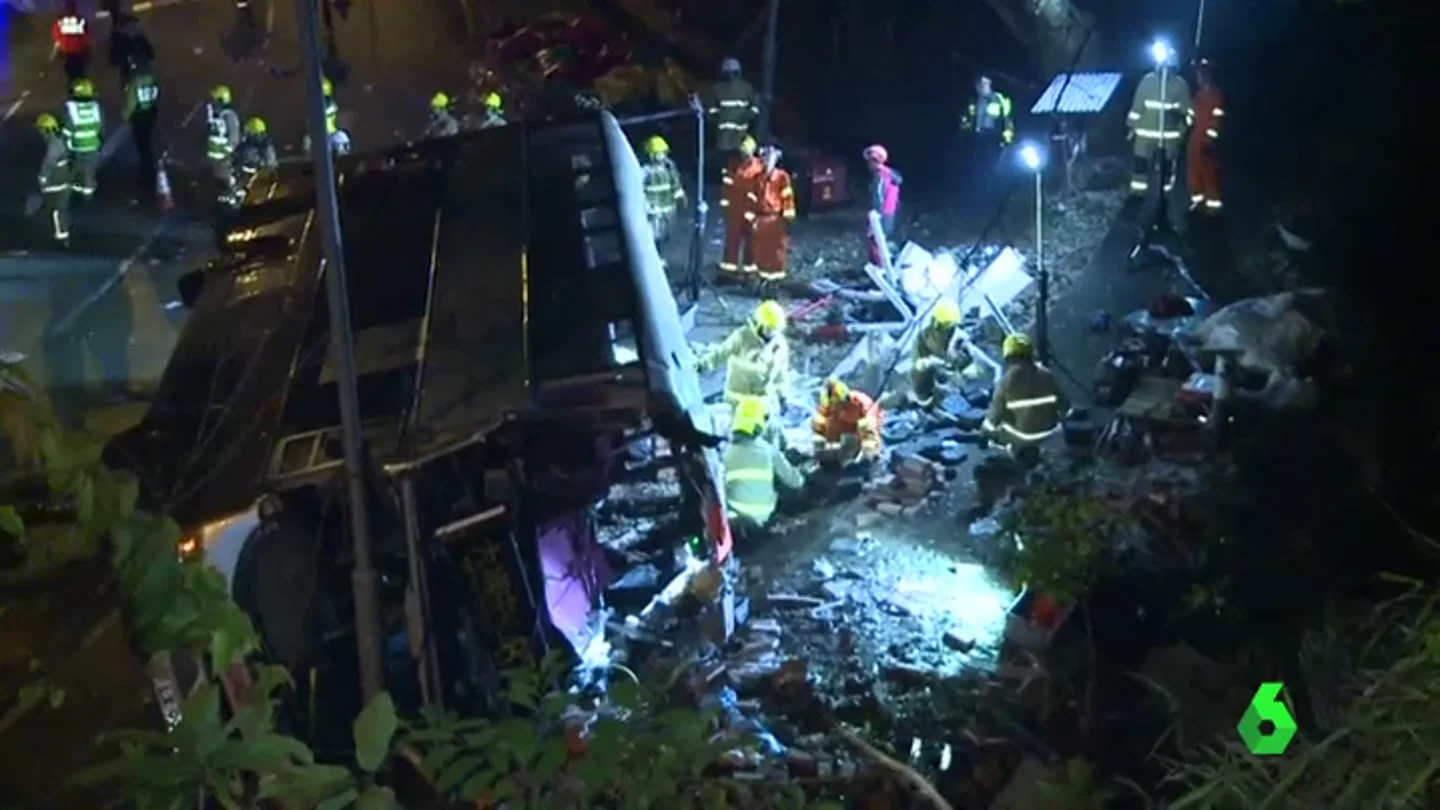 Al menos 18 muertos al volcar un autobús en Hong Kong Al menos 18 muertos al volcar un autobús en Hong Kong