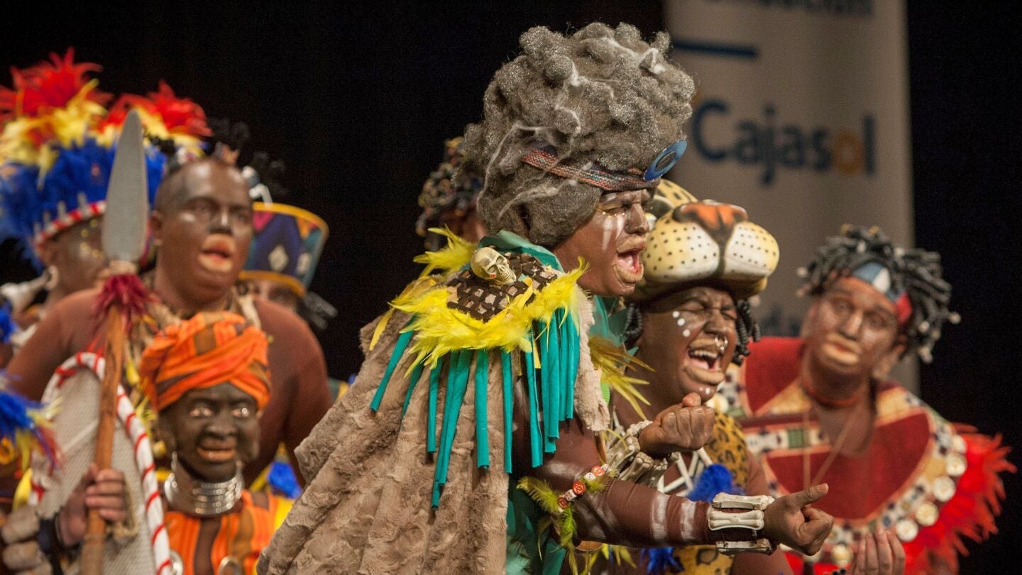 La comparsa "No tenemos el congo para farolillos", durante su actuaci&oacute;n en la final del Concurso Oficial de Agrupaciones Carnavalescas de C&aacute;diz