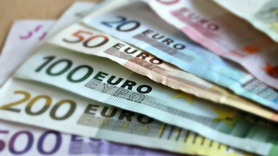 Foto de archivo de euros en efectivo Foto de archivo de euros en efectivo