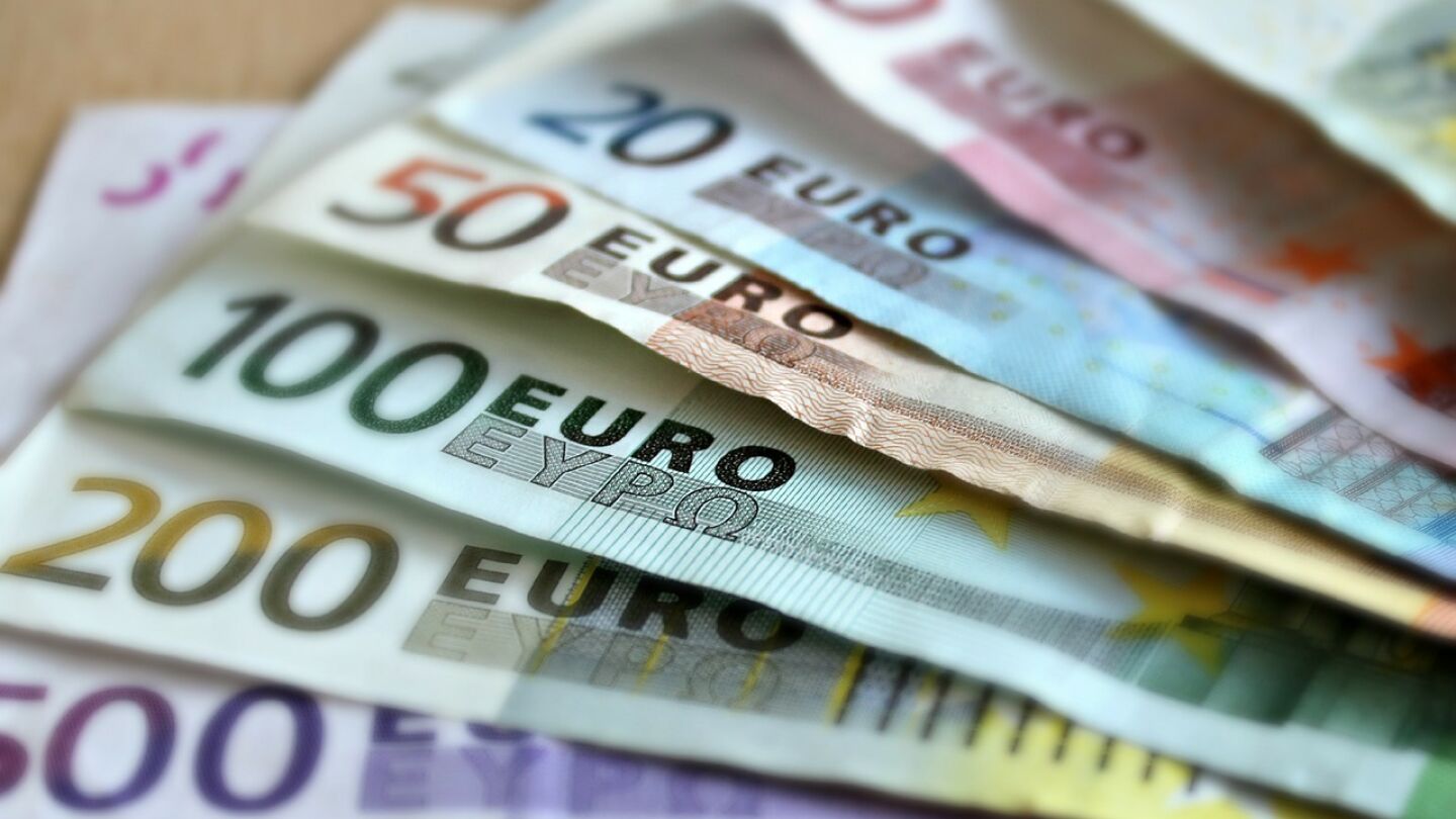 Foto de archivo de euros en efectivo