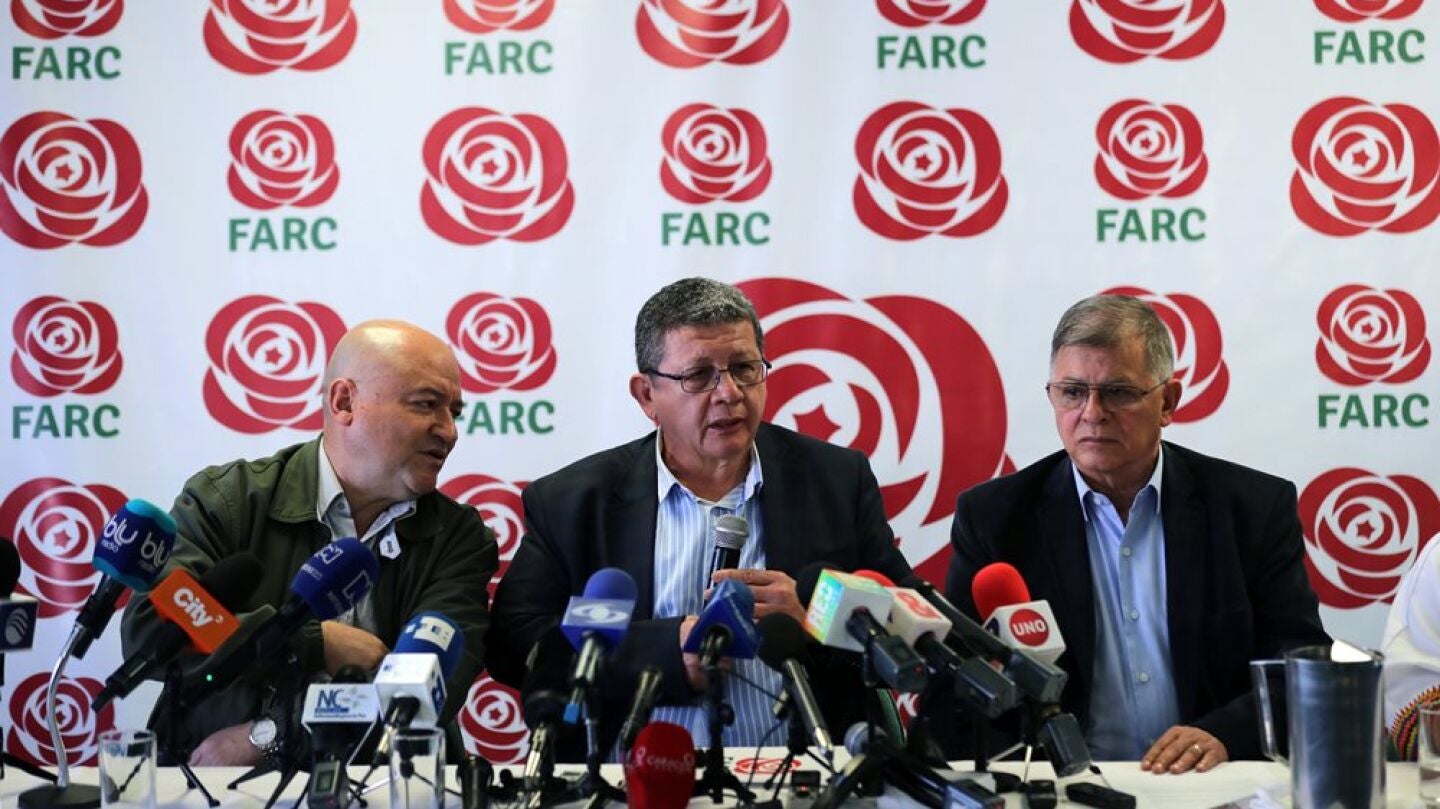 El director del partido Fuerza Alternativa Revolucionaria del Com&uacute;n (FARC), Jorge Torres Victoria, alias, Pablo Catatumbo, habla junto a Carlos Antonio Lozada y Rodrigo Granda