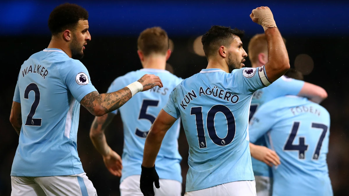 Agüero celebra un gol con el City