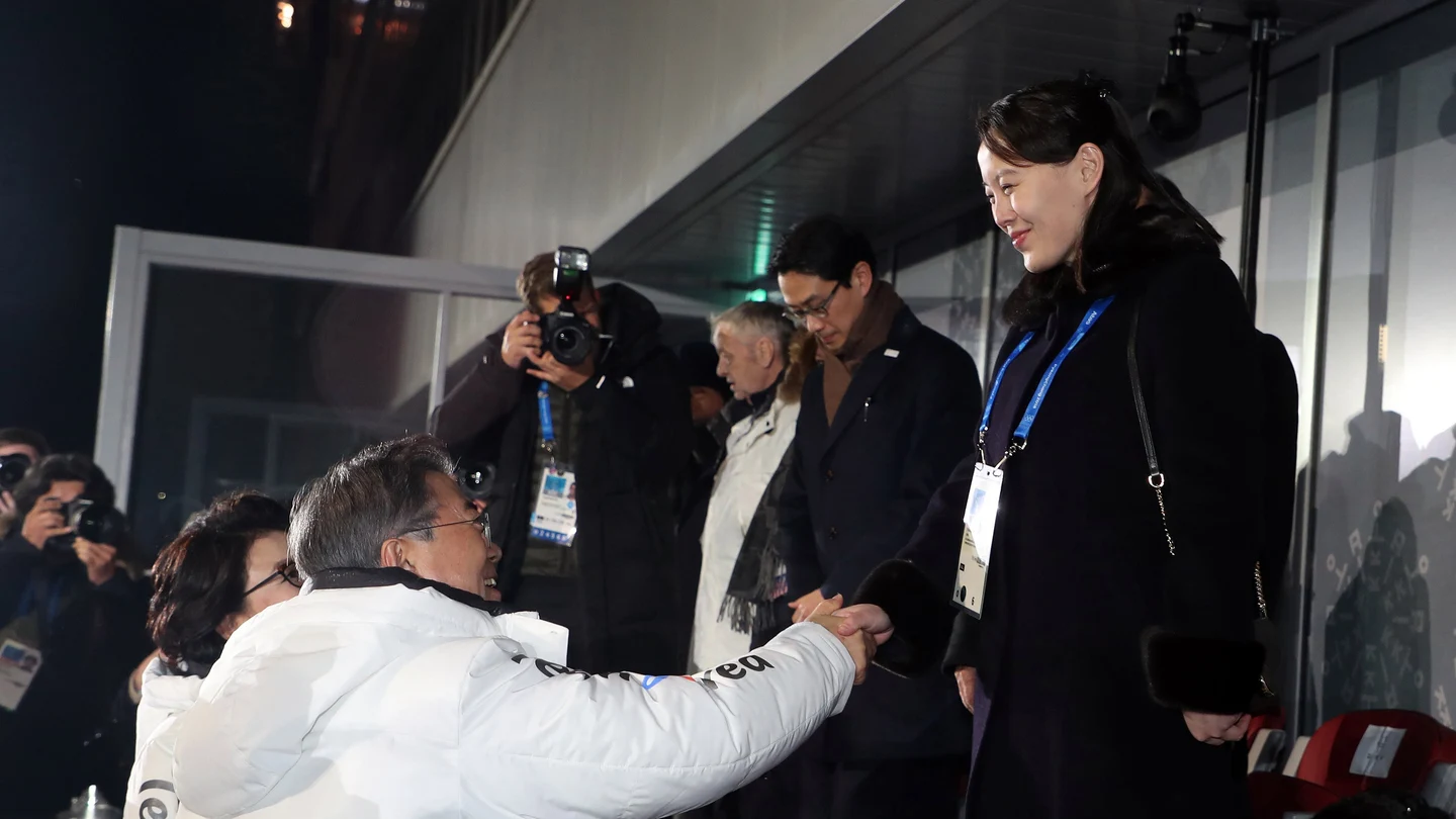 El presidente surcoreano, Moon Jae-in, da la mano a la hermana de Kim Jong-un El presidente surcoreano, Moon Jae-in, da la mano a la hermana de Kim Jong-un