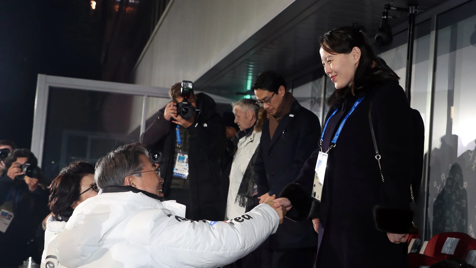 El presidente surcoreano, Moon Jae-in, da la mano a la hermana de Kim Jong-un