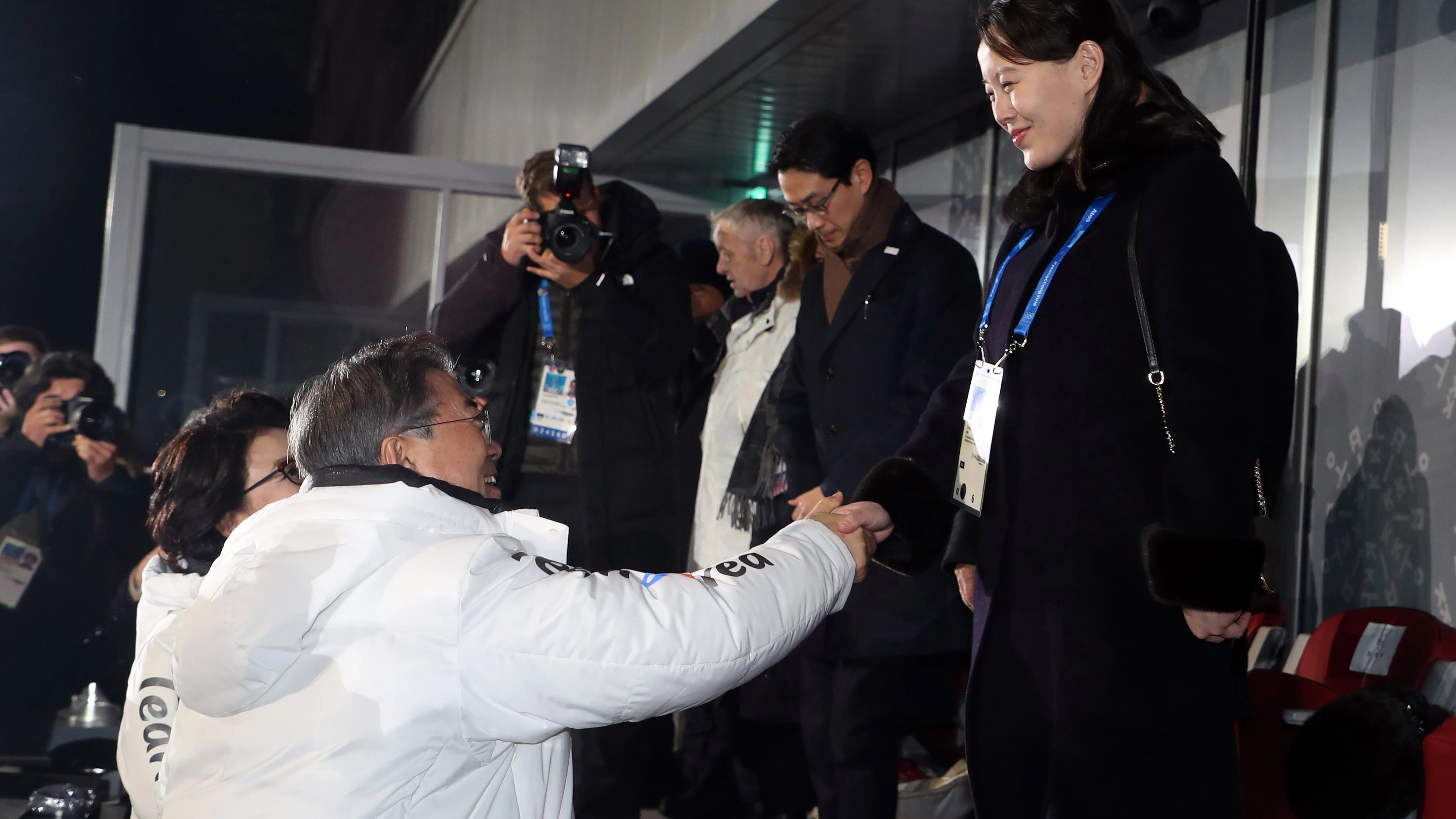 El presidente surcoreano, Moon Jae-in, da la mano a la hermana de Kim Jong-un