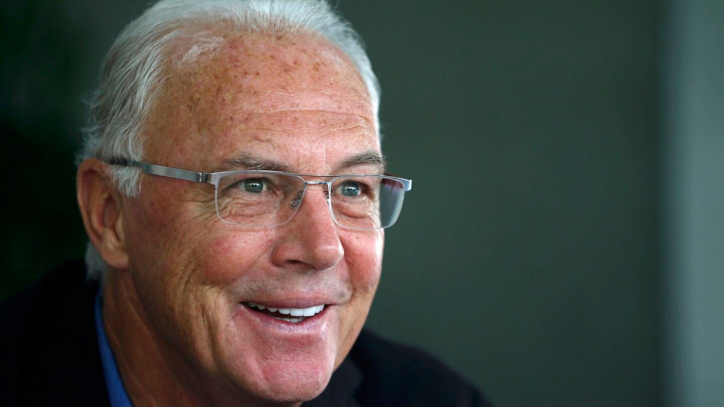Beckhenbauer sonr&iacute;e durante un acto