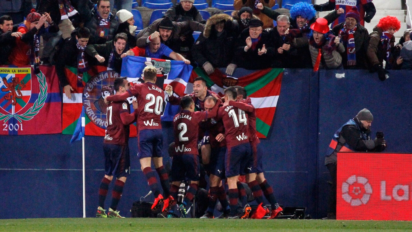 El Eibar celebra el gol de Iv&aacute;n Ramis