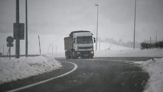 Un camión circula por la autopista A-67, a la altura de la localidad cántabra de Pesquera Un camión circula por la autopista A-67, a la altura de la localidad cántabra de Pesquera